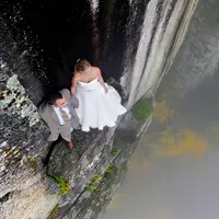 Beri kesan berbeda, pasangan ini lakoni sesi foto pernikahan dengan sederet pose ekstrem.