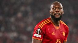 Pemain AS Roma, Romelu Lukaku pada laga Grup G Liga Europa 2023/2024 di Olympic Stadium, Roma, Italia, Jumat (6/10/2023) dini hari WIB. Satu gol Lukaku pada laga ini menambah catatannya menjadi 7 gol di semua kompetisi bersama AS Roma. (AFP/Alberto Pizzoli)