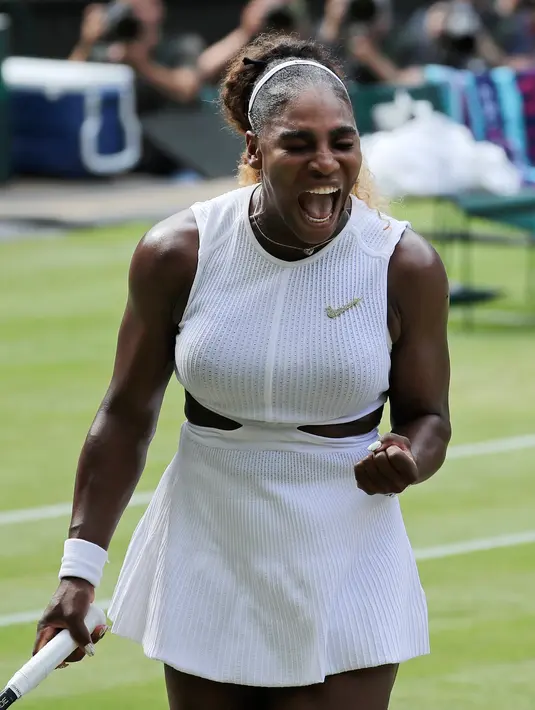 Petenis AS, Serena Williams berselebrasi usai meraih poin atas petenis Republik Ceko, Barbora Strycova pada semifinal Grand Slam Wimbledon di All England Lawn Tennis Club, Kamis (11/7/2019). Serena memastikan diri lolos ke babak final dan akan menghadapi Simona Halep dari Rumania. (AP/Ben Curtis)
