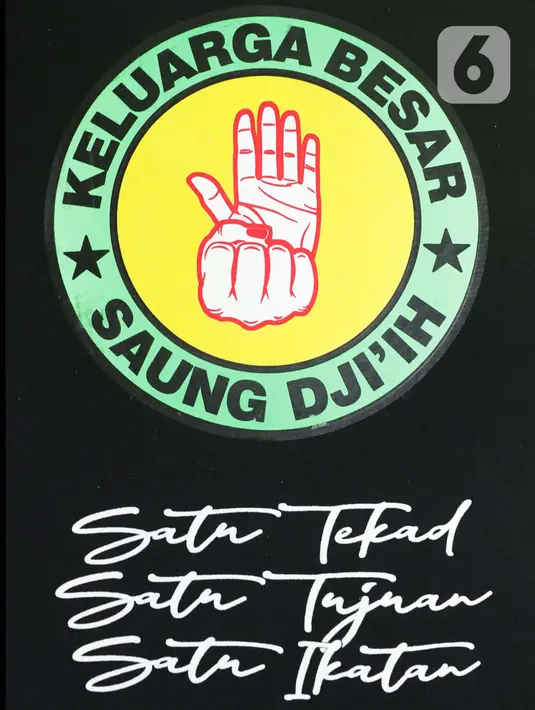 Logo Tangan Terbuka dan Terkepal Sanggar Saung Dji’ih memiliki makna kekuatan mental untuk Satu Tekad, Satu Tujuan dan Satu Ikatan dalam upaya melestarikan adat dan budaya betawi di tengah-tengah gempuran zaman. (Liputan6.com/Helmi Fithriansyah)