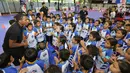 Pelatih memberikan semangat kepada anak-anak pada program Junior NBA Indonesia di Cilandak, Jakarta, Sabtu (24/3). Kegiatan tanpa dikenakan biaya ini terbuka untuk anak-anak berusia 5-14 tahun. (Liputan6.com/Fery Pradolo)