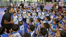 Pelatih memberikan semangat kepada anak-anak pada program Junior NBA Indonesia di Cilandak, Jakarta, Sabtu (24/3). Kegiatan tanpa dikenakan biaya ini terbuka untuk anak-anak berusia 5-14 tahun. (Liputan6.com/Fery Pradolo)