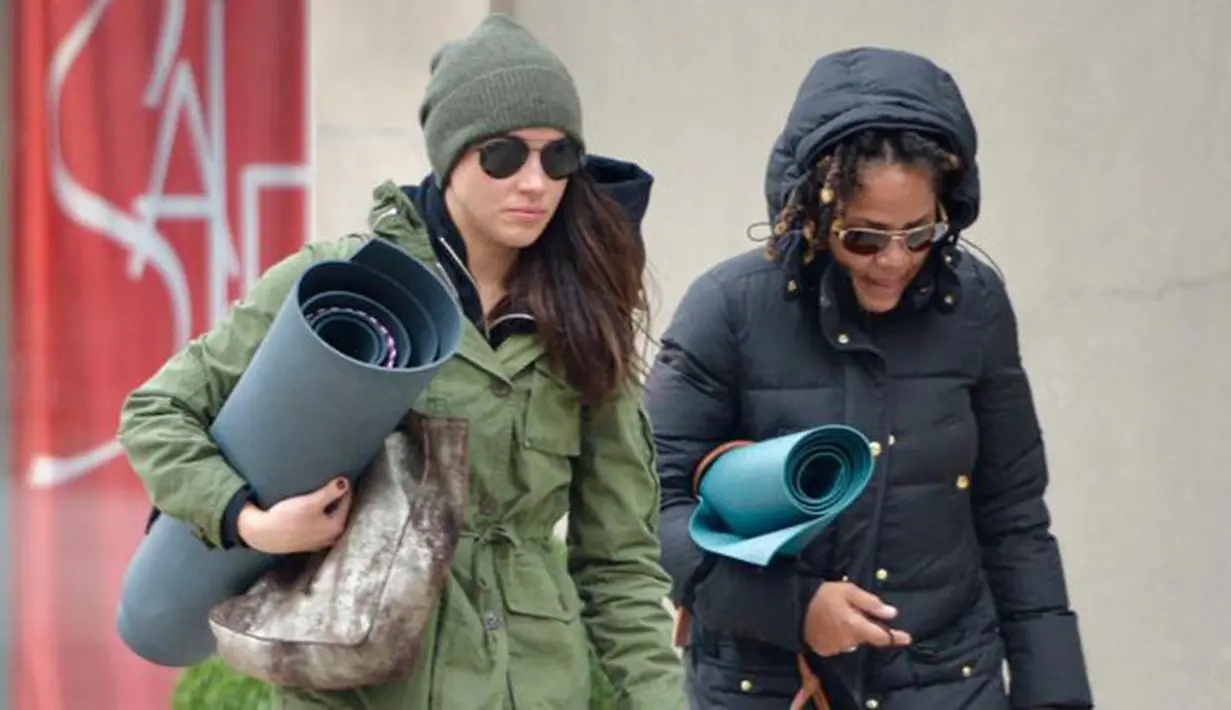 Kali ini Meghan terlihat sedang bersama ibunya, Doria Radlan. Meghan tetap terlihat cantik dengan parka hijau dan topi kupluknya saat berjalan bersama sang ibu. (Doc. The Sun)
