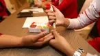 Petugas medis mengambil darah untuk cek kadar kolesterol dalam rangka memperingati Hari Jantung Sedunia di Jakarta, Kamis (27/9). Kegiatan secara gratis digelar PT. Novell Pharmaceutical Laboratories. (Liputan6.com/Fery Pradolo)