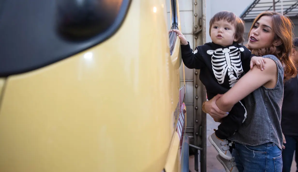 Saat sedang berada kawasan Epicentrum, El Barack Alexander berjalan mendekati truk yang sedang parkir. (Dezmond Manullang/Bintang.com)