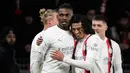Penyerang AC Milan Rafael Leao (kiri) merayakan golnya bersama rekan-rekan setimnya pada akhir pertandingan play-off babak 16 besar Liga Europa melawan Rennes di Stadion Roazhon Park, Rennes, Prancis, pada 22 Februari 2024. AC Milan lolos ke 16 besar Liga Europa 2023/2024 dengan agregat 3-5 meski kalah 3-2 dari Rennes pada pertandingan play-off leg kedua. (LOIC VENANCE/AFP)