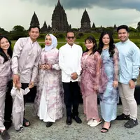 Amel Carla mudik ke Yogyakarta, bersama anggota keluarga perempuannya, ia tampak kompak mengenakan outer bermotif dipadukan bawahan warna senada. [@amelcarla]