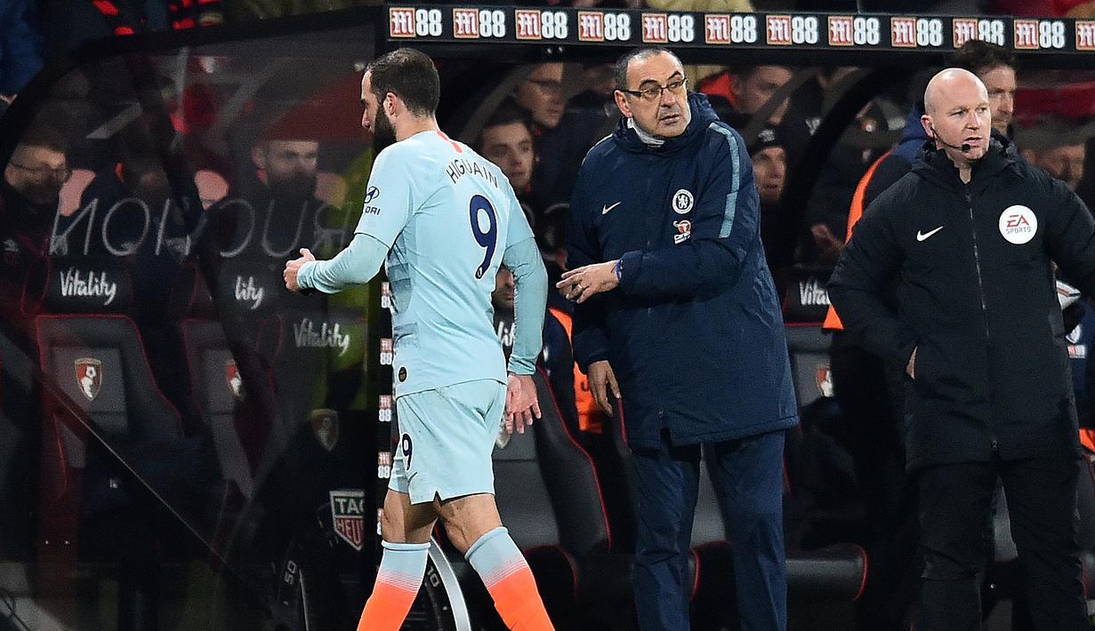 Higuain kembali tampil buruk dan gagal mencetak gol pada laga lanjutan Premier League yang berlangsung di stadion Dean Court, Bournemouth, Kamis (31/1). Chelsea dipermalukan 0-4 kontra Bournemouth. (AFP/Glyn Kirk)