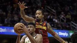 Aksi pemain Indiana Pacers, Thaddeus Young (21) melakukan tembakan saat diadang pemain Cleveland Cavaliers, JR Smith (5) pada laga NBA basketball di Quicken Loans Arena, Cleveland, Kamis, (2/11/2017) pagi WIB. Cleveland kalah 107-124. (AP/Tony Dejak)