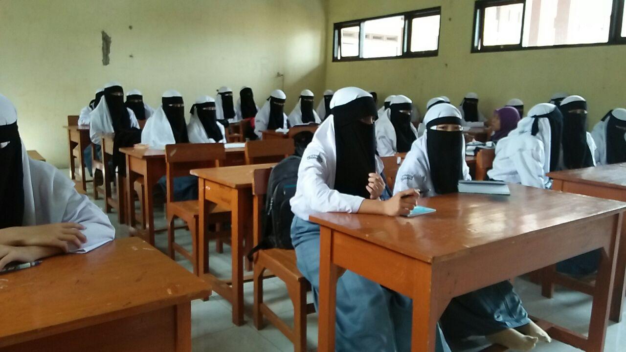 Alasan Pimpinan Ponpes Wajibkan Siswi SMK Bercadar Selama Belajar