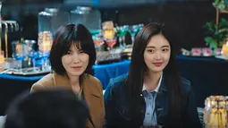 Dalam foto tersebut, Kang Ji Won menampilkan senyum cerah yang cocok untuk bintang malam itu sambil mesra dengan Park Min Hwan, yang sedang mengudara sambil juga mewaspadai perasaan Jung Soo Min. (Foto: tvN via Soompi)