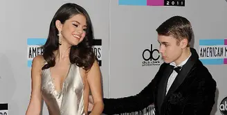 Kisah cinta Selena Gomez dan The Weeknd yang masih seumur jagung ternyata menuai berbagai komentar. Termasuk Justin Bieber yang juga berkomentar soal ini, namun yang  dikatakannya tidak mengenakan. (AFP/Bintang.com)
