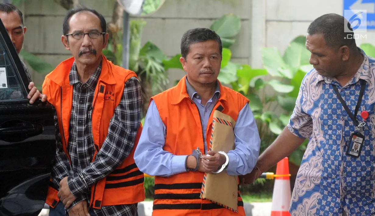 Hakim PN Jakarta Selatan nonaktif Iswahyu Widodo (kiri) dan Kepala Bidang SMP Dinas Pendidikan Kabupaten Cianjur Rosidin tiba di Gedung KPK, Jakarta, Jumat (22/2). Iswahyu dugaan menerima suap terkait kepengurusan perkara. (Merdeka.com/Dwi Narwoko)