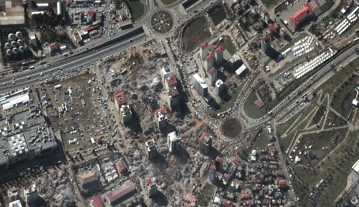 Gambar Citra satelit menunjukkan kerusakan bangunan, pemindahan puing-puing, dan tempat penampungan sementara di Kahramanmaras, Turki, Senin, 13 Februari 2023. Terdapat kerusakan signifikan pada infrastruktur penting di seluruh wilayah tersebut. (Gambar satelit ©2023 Maxar Technologies melalui AP)