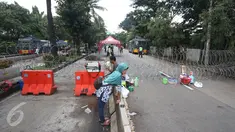 Pedagang dan warga berada di sekitar ruang sidang kasus penistaan agama dengan terdakwa Gubernur DKI Basuki T Purnama, Jakarta, Senin (13/2). Memasuki masa tenang Pilkada, kondisi di luar sidang terpantau lebih sepi. (Liputan6.com/Immanuel Antonius)