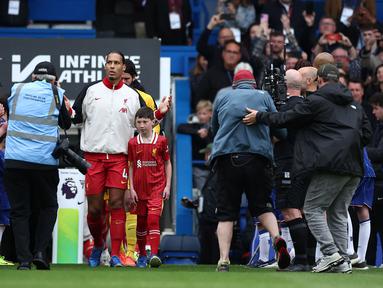 Para pemain Chelsea (samping kanan dan kiri) melakukan Guard of Honour saat para pemain Liverpool memasuki lapangan pertandingan dalam laga lanjutan Liga Inggris 2024/2025 di Stamford Bridge, London, Inggris, Minggu (04/05/2025) waktu setempat. (AFP/Henry Nicholls)