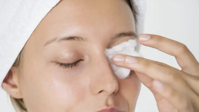 Double cleansing di malam hari sangat diperlukan untuk pemilik kulit kombinasi