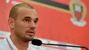 Tiba di markas Nice, Wesley Sneijder langsung memberikan keterangan pers terkait kepindahannya ke Ligue 1. (AFP/Yann Coatsaliou)