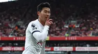 Selebrasi pemain Tottenham Hotspur, Son Heung-min, setelah mencetak dua gol ke gawang Arsenal dalam pertandingan pekan keenam Liga Inggris 2023/2024 yang berlangsung di Emirates stadium, Minggu (24/9/2023). Dua gol tersebut juga membuat Son Heung-min sudah mencetak 150 gol untuk Tottenham di semua ajang. (AFP/Henry Nicholls)