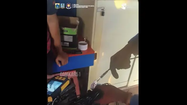 Proses Pengambilan Uang di Setang Sepeda