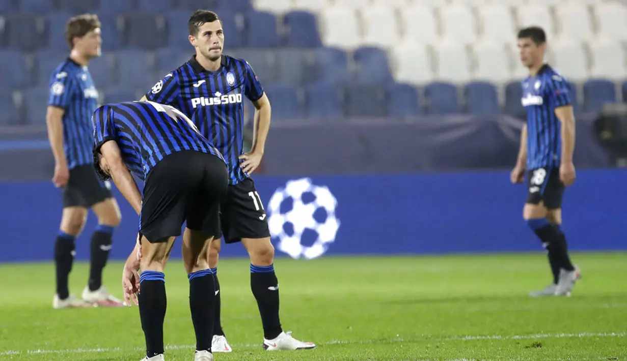 Pemain Atalanta terlihat usai menghadapi Liverpool pada pertandingan Grup D Liga Champions di Stadion Gewiss, Bergamo, Italia, Selasa (3/11/2020). Liverpool menang 5-0 dengan hattrick dari Diogo Jota. (AP Photo/Luca Bruno)