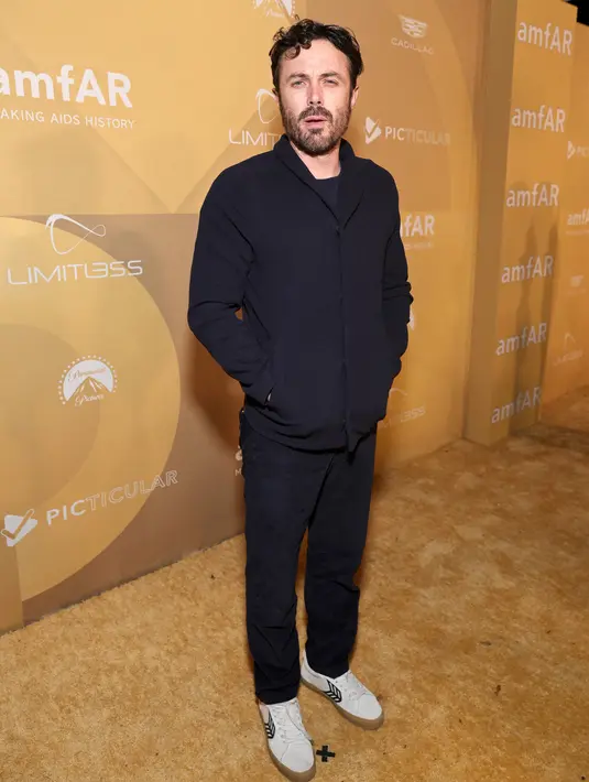 <p>Casey Affleck tiba untuk amfAR Gala Los Angeles 2022 di Pacific Design Center, West Hollywood, California, Amerika Serikat, 3 November 2022. Affleck tampil kasual serba hitam serta melengkapi penampilannya dengan sepasang sneakers putih. (Matt Winkelmeyer/Getty Images for amfAR/AFP)</p>