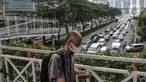 Pekerja melintasi JPO saat kemacetan kendaraan di Jalan Jenderal Sudirman, Jakarta, Senin (15/5/2023). (merdeka.com/Iqbal S Nugroho)
