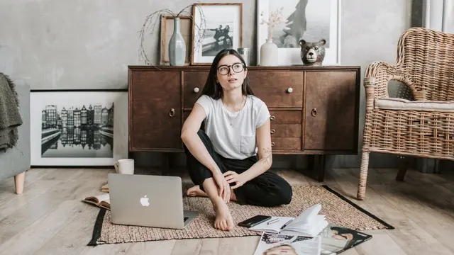 Ilustrasi introvert, diam, kesepian, diri sendiri, merenung