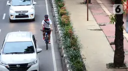 Pesepeda melintasi Jalan HR Rasuna Said, Jakarta, Kamis (7/1/2021). Untuk menyeragamkan kebijakan pengendalian penyebaran COVID-19, Gubernur DKI Jakarta akan segera menerbitkan Pergub untuk Pemberlakuan Pembatasan Kegiatan Masyarakat (PPKM) pada 11-25 Januari 2021. (Liputan6.com/Helmi Fithriansyah)