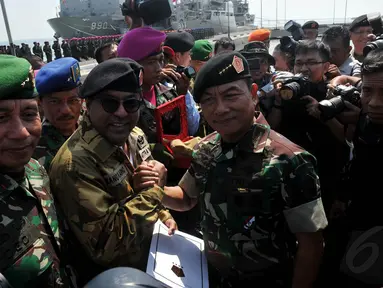Panglima TNI Jenderal TNI Moeldoko memberikan baret dan brevet kepada para Gubernur se-Indonesia di Surabaya, (6/10/14). (Liputan6.com/Johan Tallo)