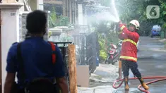 Petugas Damkar menyemprotkan cairan disinfektan pada pemukiman RW 21 Keluarahan Benda Baru, Tangerang Selatan, Banten, Kamis (1/7/2021). Penyemprotan dilakukan pada kawasan zona merah dimana di wialayah ini 46 warga terpapar Covid-19. (merdeka.com/Arie Basuki)