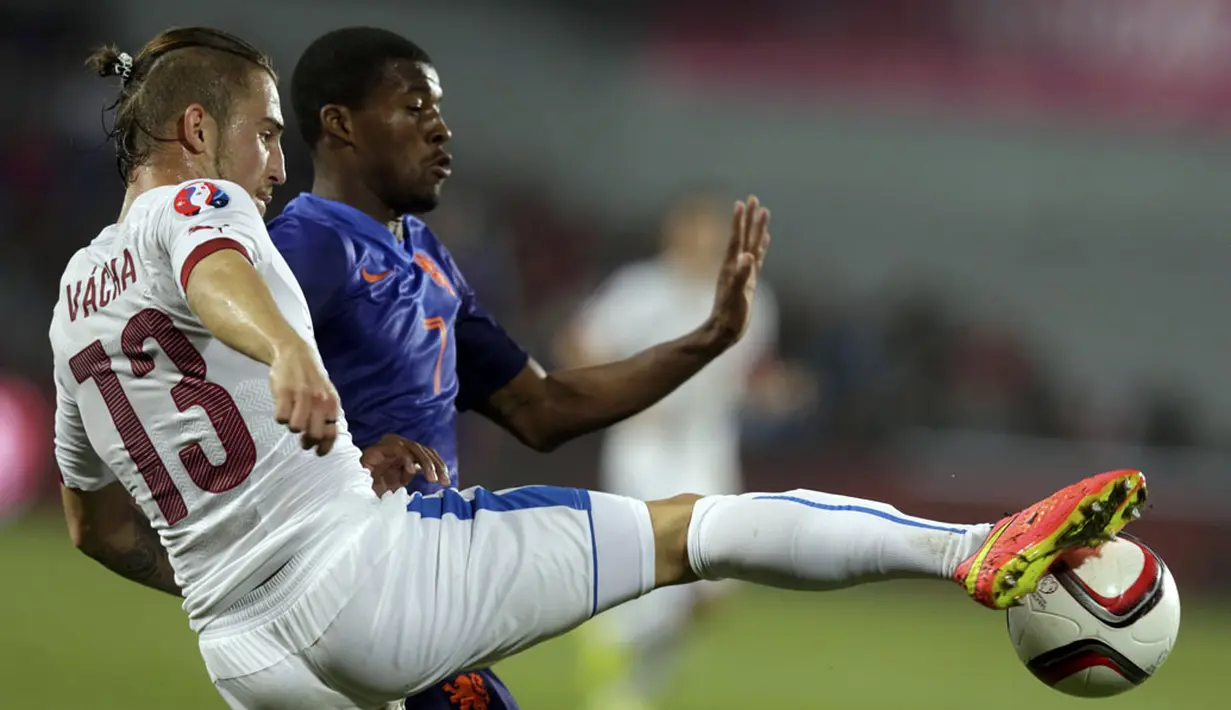 Gelandang Timnas Republik Ceko, Lukas Vacha (kiri), berebut bola dengan pemain tengah Belanda, Georginio Wijnaldum, saat berlaga di kualifikasi Piala Eropa 2016 grup A di Generali Arena Praha, (9/9/2014). (REUTERS/David W Cerny)