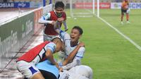 Para pemain PSKC Cimahi merayakan gol saat bertanding melawan Dejan FC pada lanjutan Grup A Pegadaian Liga 2 2024/2025 di Stadion Si Jalak Harupat, Soreang, Kabupaten Bandung, Minggu (1/12/2024). (Bola.com/Erwin Snaz)