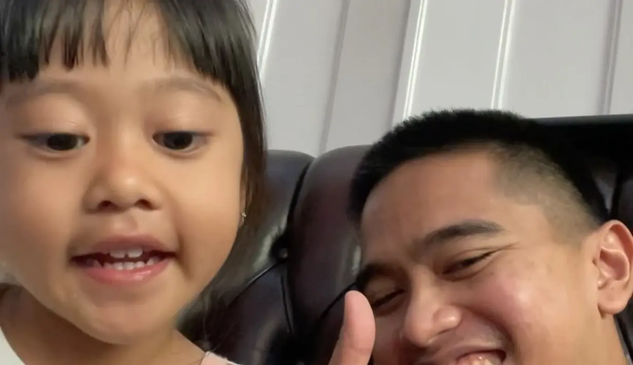 <p>Kaesang Pangarep tengah mengajari putri Kahiyang Ayu dan Bobby Nasution, Sedah Mirah untuk memanggil kakak kepadanya. Sang ponakan mengikutinya hingga membuatnya tersenyum. (Foto: Instagram/@kaesangp)</p>