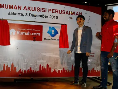 (Ki-ka) CEO grup PropertyGuru Steve Melhuish, Pendiri Rumahdijual.com  Yohanes Aristianto dan Country GM Rumah.com Wasudewan saat membuka tirai pengumuman akuisisi perusahaan Rumah.com dengan Rumahdijual.com, Jakarta (3/12). (Liputan6.com/Fery Pradolo)