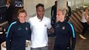 Raheem Sterling berpose dengan pemain putri Manchester City, Krystle Johnston (kiri) dan Toni Duggan. (Twitter.com)