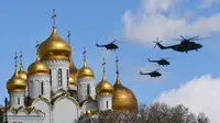 Helikopter Rusia Mi-8 dan Mi-26 terbang di atas katedral Kremlin saat latihan untuk parade militer Hari Kemenangan di Moskow, Kamis (4/5). Rusia akan merayakan HUT ke-72 dari kemenangan atas Nazi Jerman pada 9 Mei 1945. (AFP PHOTO / Natalia KOLESNIKOVA)