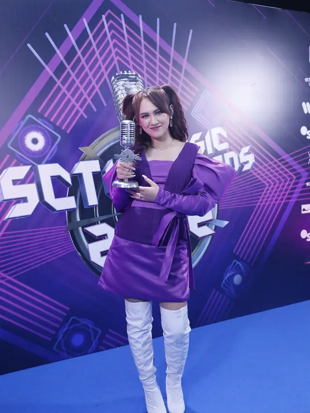 Happy Asmara meraih penghargaan di SCTV Music Awards 2022  (KapanLagi.com/Bayu Herdianto)