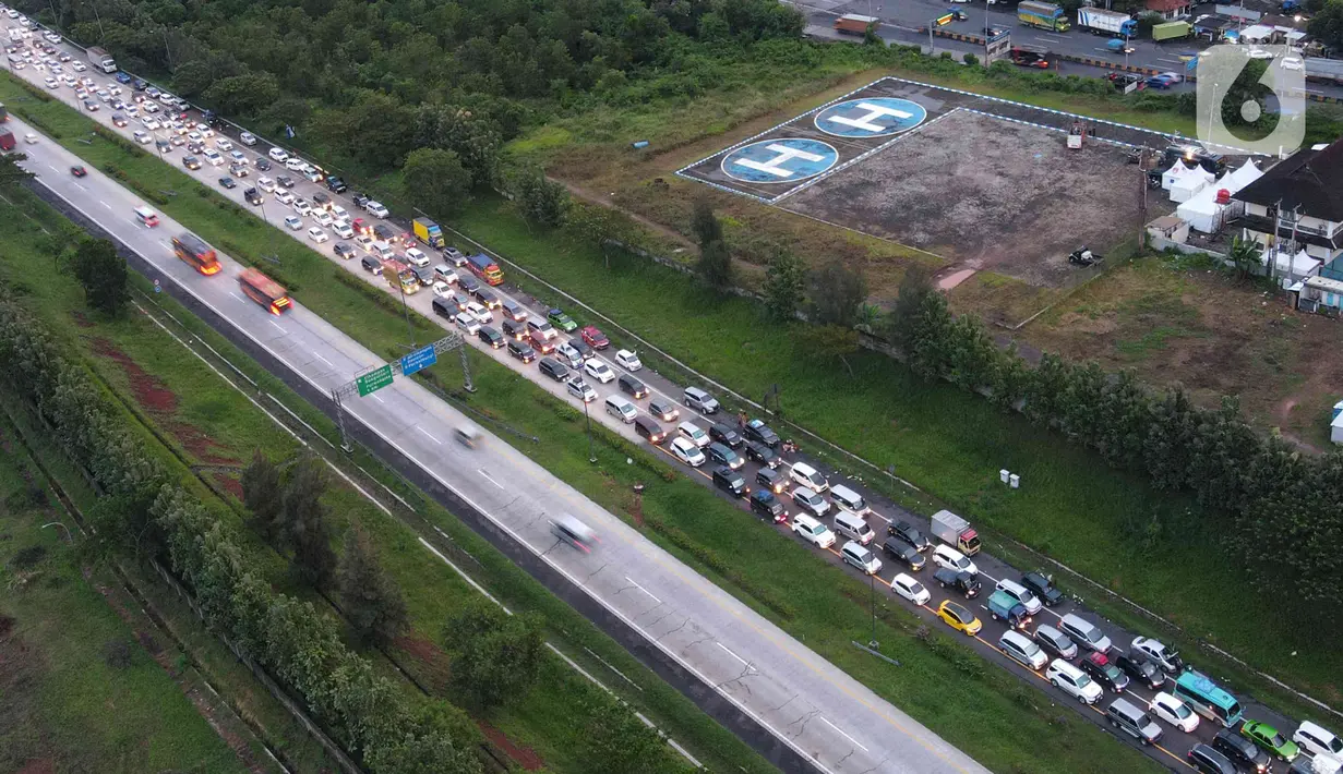 <p>Foto udara memperlihatkan sejumlah kendaraan melintas di Ruas tol Cikopo Palimanan, Jawa Barat, Kamis (28/4/2022) . Memasuki H-4 Lebaran 2022, volume jumlah kendaraan mengalami peningkatan hingga menyebabkan terjadinya kepadatan lalu lintas arus mudik. (Liputan6.com/Herman Zakharia)</p>