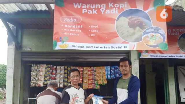 Yadi saat menerima bantuan perbaikan rumah yang nyaris ambruk, dan bantuan wirausaha dari Kemensos (Liputan6.com/Istimewa).