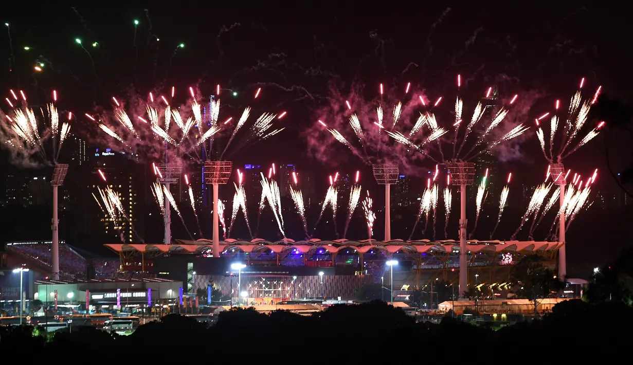 Pertunjukan kembang api menerangi langit selama upacara pembukaan Commonwealth Games 2018 di Gold Coast, Australia, Rabu (4/4). Pesta olahraga negara-negara yang dulu pernah dijajah Inggris ini akan berlangsung sampai 15 April. (Manan VATSYAYANA/AFP)
