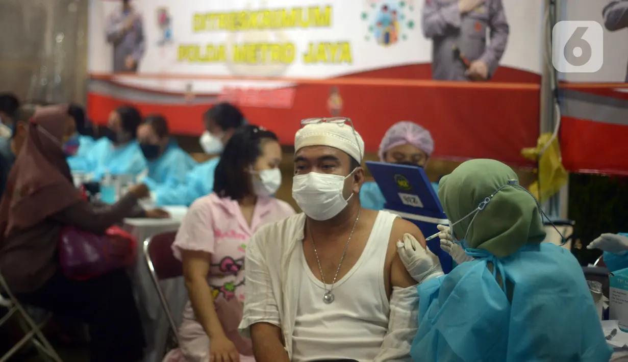 Petugas kesehatan menyuntikkan vaksin booster kepada warga di halaman Masjid Istiqlal, Jakarta, Selasa (5/4/2022). Pemerintah memberlakukan vaksinasi booster sebagai syarat mudik Lebaran tahun ini. (merdeka.com/Imam Buhori)