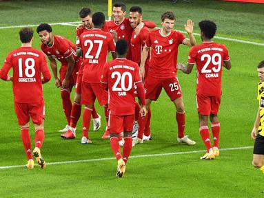 Para pemain Bayern Munchen merayakan gol yang dicetak oleh Robert Lewandowski ke gawang Borussia Dortmund pada laga Bundesliga di Stadion Signal Iduna Park, Sabtu (7/11/2020). Bayern menang dengan skor 3-2. (AP Photo/Martin Meissner, Pool)