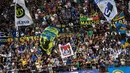 Suporter Inter Milan mengibarkan bendera saat mendukung timnya melawan Fiorentina pada laga Serie A di San Siro stadium, Milan (20/8/2017). Inter menang 3-0. (AFP/Miguel Medina)