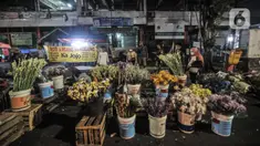 Warga saat membeli bunga hias di Pasar Rawamangun, Jakarta, Rabu (12/5/2021). Berburu bunga hias seperti sedap malam dan krisan merupakan salah satu tradisi warga muslim di Ibu Kota untuk digunakan sebagai penghias rumah saat perayaan Idul Fitri. (merdeka.com/Iqbal S. Nugroho)