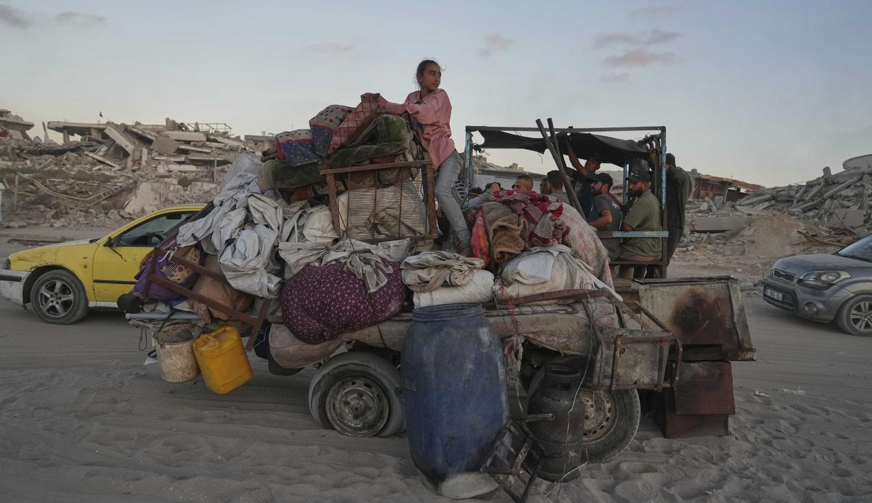 Jumlah korban terus berjatuhan, permukiman penduduk di Gaza pun sudah nyaris rata dengan tanah dan memaksa warga mengungsi ke lokasi yang lebih aman. (AP Photo/Jehad Alshrafi)