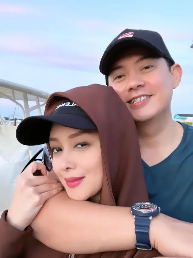 Dulu Teman Masa Kecil, Ini 7 Potret Mesra Terry Putri dan Suami