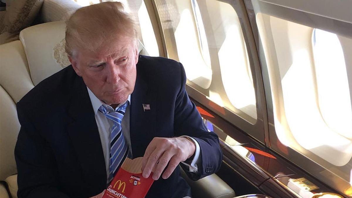 Donald Trump dan Calon Menkes AS Makan McDonald's Bareng di Pesawat