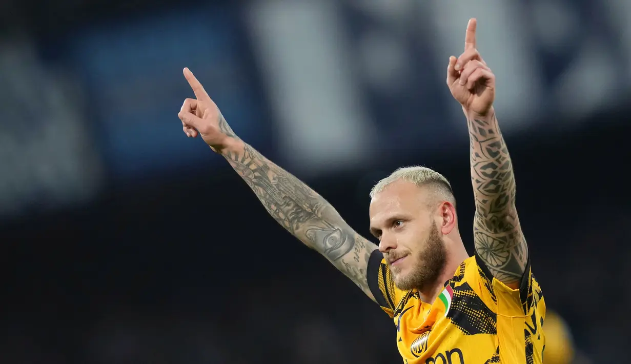 Pemain Inter Milan, Federico Dimarco, melakukan selebrasi setelah mencetak gol ke gawang Napoli pada laga lanjutan Liga Italia di Stadion Diego Armando Maradona, Naples, Italia, Minggu (2/3/2025) dini hari WIB. (Alfredo Falcone/LaPresse via AP)