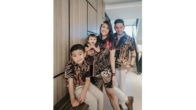 6 Potret Kekompakan Keluarga Ryan Delon, Sering Pakai Baju yang Sama